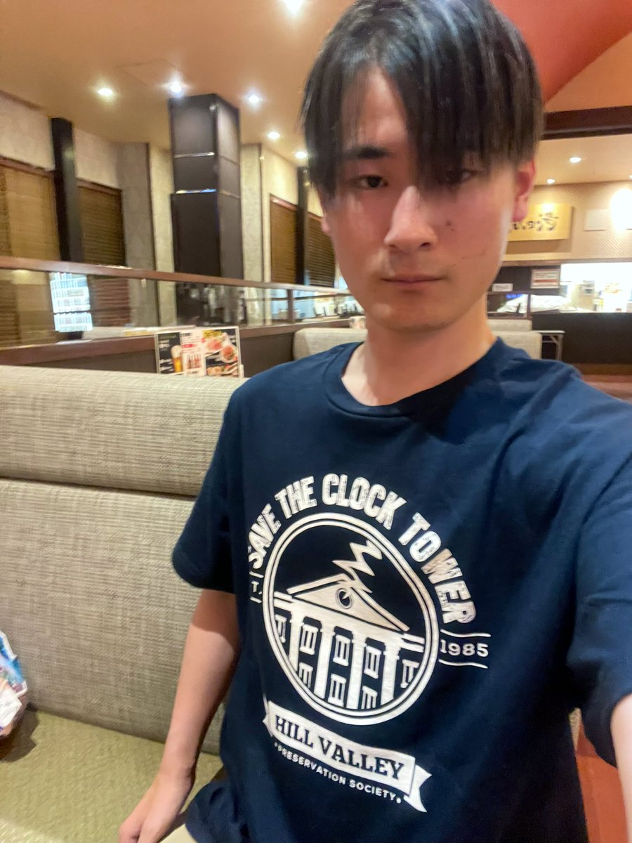 会場で買ったヒルバレーのTシャツ凄く良い 次はジョージとブラックスーツ トビーマグワイアのコスを揃えるぞ〜