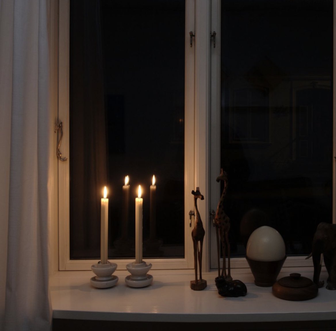 Tonight, on the evening of the 4th of May, Danes place lit candles on their window sills to commemorate Denmark’s liberation after WW II. Tomorrow, the 5th of May is the official #LiberationDay as this was the day when German occupation left the Danish territory.