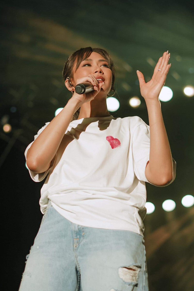 4 photos, 4 styles, 1 Popstar Royalty 👑 @JustSarahG @joybrnrdo @StylizedStudio #SarahGxBambooBicol #BicolLocoMusicFestival2024 📸: Patrick Lee