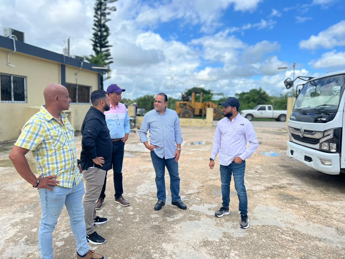 Un placer visitar al compañero y nuevo Alcalde de La Otra Banda, Alexander Rodríguez, cariñosamente conocido como el Hijo del Pueblo, y el compañero Ramón Vantroy Veras, Presidente del @PLDenlinea en La Otra Banda, La Altagracia y acompañado del querido Secretario General…