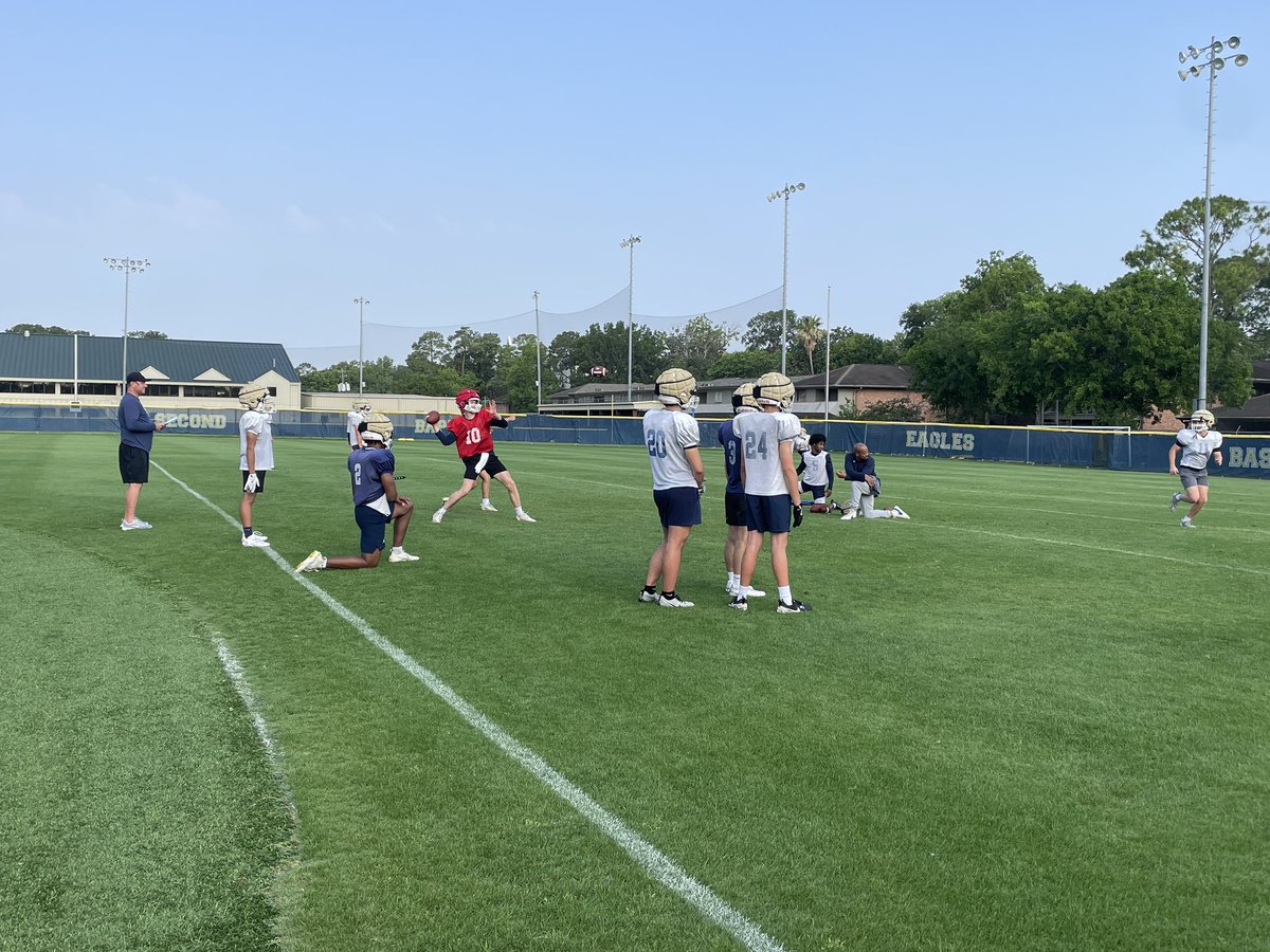 CoachBrydon's tweet photo. Beautiful Saturday morning in HTX. Working hard and learning Truth! Lesson on Humility provided by our own @SBS_Houston @cashharris30
#Culture
#GMGF
#DifferentWay https://t.co/4ytYPJ541g