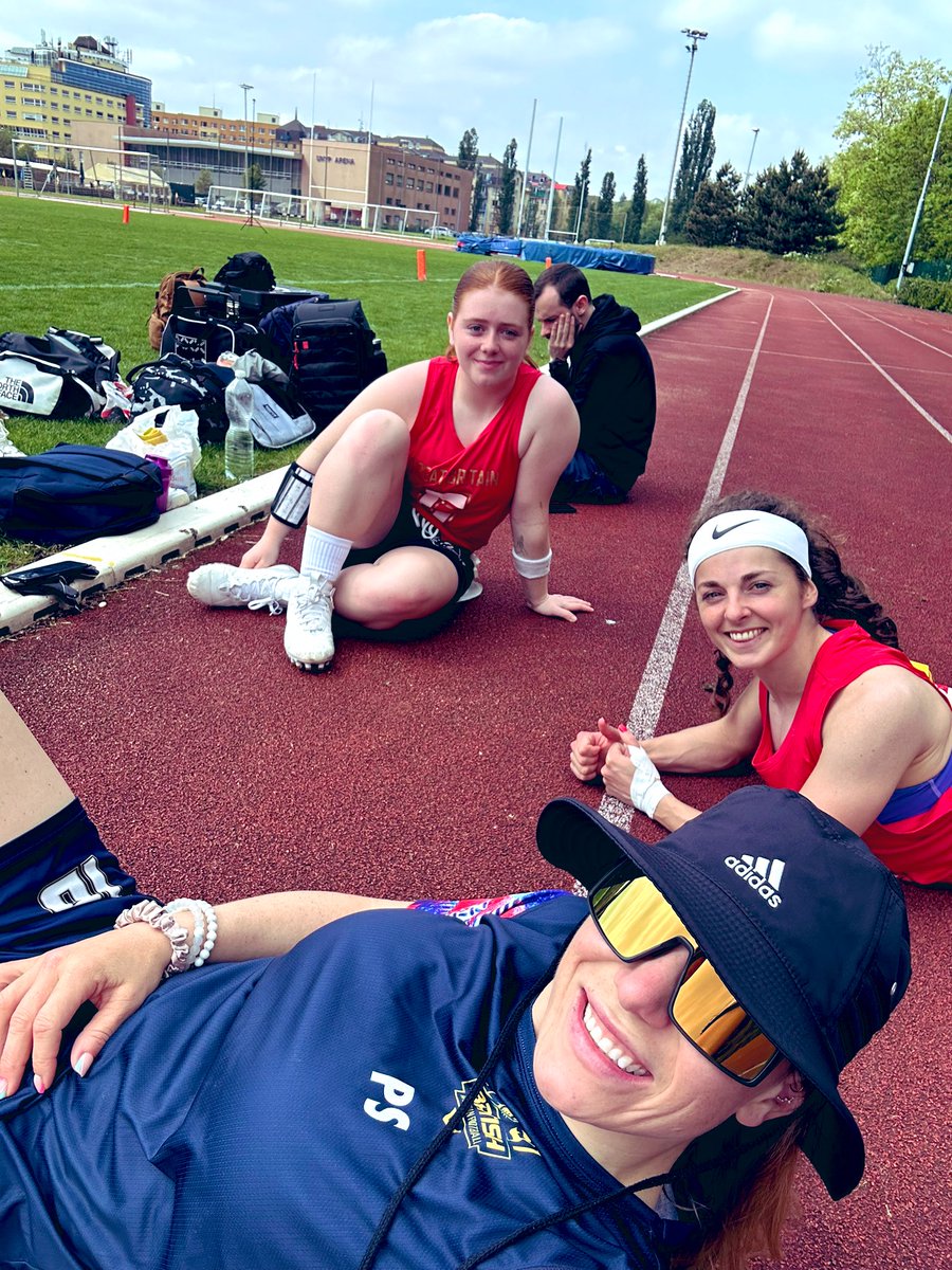 Pre game stretch sesh with the squad ✌️ 🏈 @BafaFlag