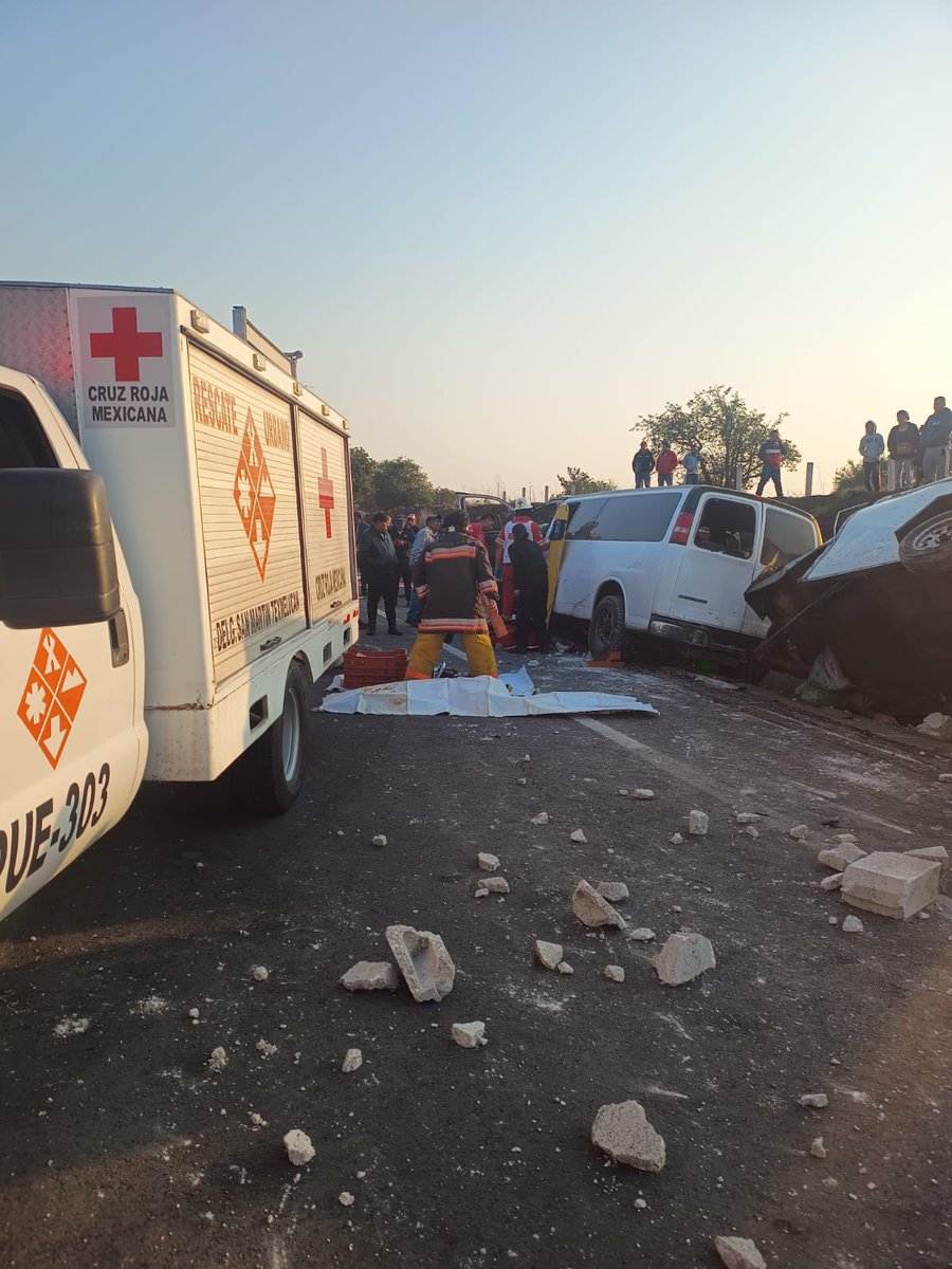 CRMSanMartinTex's tweet photo. ⏰ #ÚltimaHora | En acción coordinada, #Paramédicos y personal de #RescateUrbano de @CRMSanMartinTex y #Huejotzingo,  atienden colisión entre una camioneta van particular y una camioneta de carga sobre Arco Poniente, Altura de San Miguel Tianguizolco, en Dirección a San Martín. https://t.co/pWZ7mTMGYB