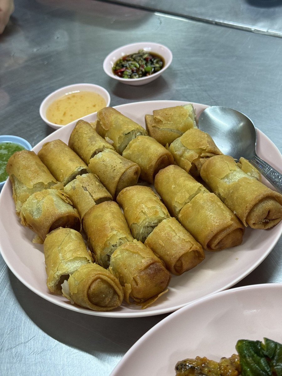 b1f3rn's tweet image. #แจกพิกัด 10 ร้านเด็ด #หาดใหญ่ ปังทุกร้าน กินแหลกมากแม่ 🤤
.
รอบก่อนแจกพิกัดร้านในโตเกียวไปแล้ว กลับมารอบนี้เอาพิกัดร้านอร่อยหาดใหญ่มาฝากกก บอกเลยว่าหรอยทุกร้าน รับประกันโดยเด็กหาดใหญ่แท้ ๆ (ก็คือเฟิร์นเองงง 😂) 
.
ใครมีแพลนไปหาดใหญ่ หรือกำลังวางแพลนเที่ยวไทย…