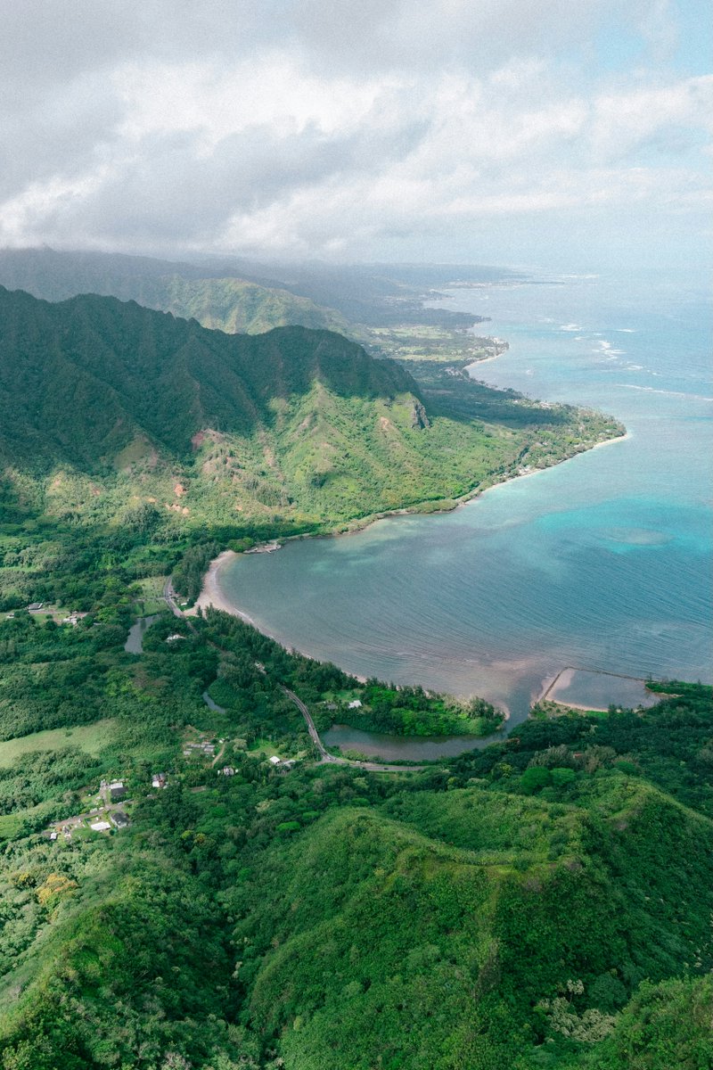 Taking in Oahu’s stunning scenery from the best seat in the sky with Blue Hawaiian Helicopter Tours! 🚁🌴 🔗bit.ly/HawaiiHelicopt… . . . #AboveOahu #BlueHawaiianExperience #Hawaii #Explore #Adventure