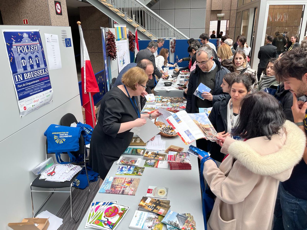 PLintheEU's tweet image. Last hours left of the EU Open Day, don't miss the opportunity to see European institutions from inside.
You can find our stand in the Council's building - come, say hi and take part in the quiz about Poland!
#20yearstogether