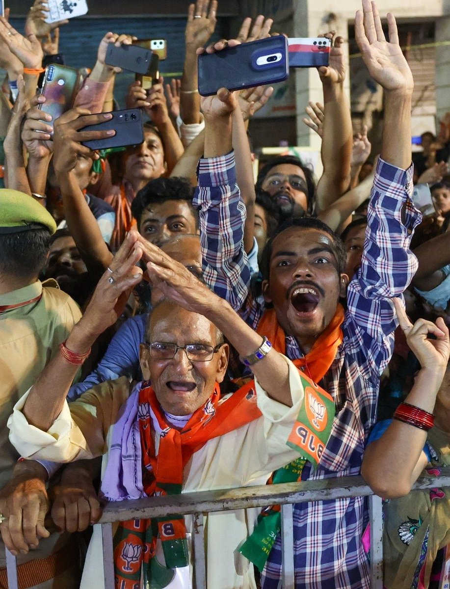 कानपुर के अपने परिवारजनों के अभूतपूर्व जोश और स्नेह से भावविभोर हूं! आज के रोड शो में आप सभी से मिले अपार आशीर्वाद ने मुझे नई ऊर्जा से भर दिया है। इतनी विशाल संख्या में आपकी मौजूदगी बताती है कि कानपुरवासियों को अपने मोदी से कितना लगाव है। इस दौरान मेरी माताओं-बहनों और मेरे युवा…