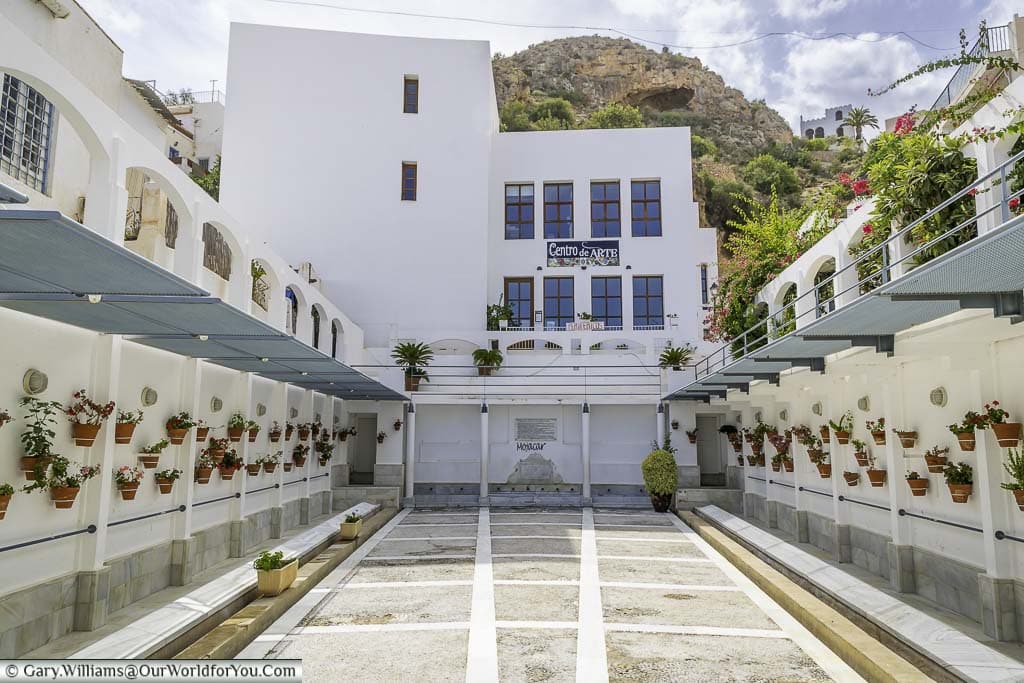 The Spanish pueblo of Mojácar with its whitewashed homes in the old town, appears as stepping stones up the rocky hillside. The pretty houses cling to the outcrops of the Sierra de Carrera & beyond is a maze of alluring lanes #visitSpain @Spain @Spain_inUK ourworldforyou.com/visiting-the-c…