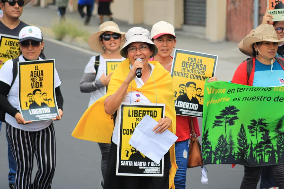 La lucha por la libertad de los 5 líderes comunitarios estuvo presente en la multitudinaria marcha del #DíaInternacionalDeLaClaseTrabajadora, este #1DeMayo en la capital salvadoreña, donde pobladores de Santa Marta y ADES acudieron con su exigencia #LibertadYa. Fotos: Esmeralda