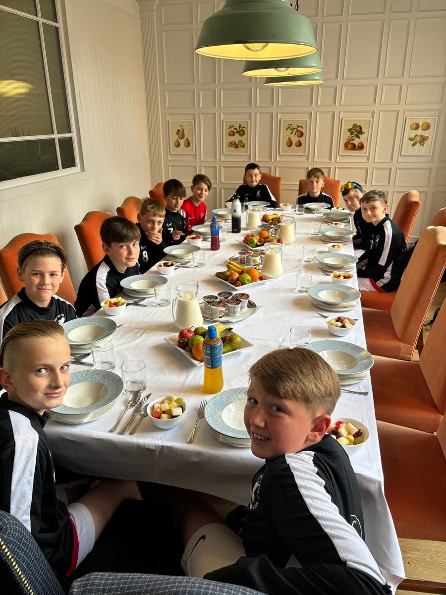 FINALS WEEKEND 》Matt Pitt and Adrian Powell gave their U11s the full Cup Final experience this morning by taking the squad to the Green Dragon for a pre match meal. It wasn't meant to be as they lost 2-1 in their final, what memories they will have though thanks to the coaches!