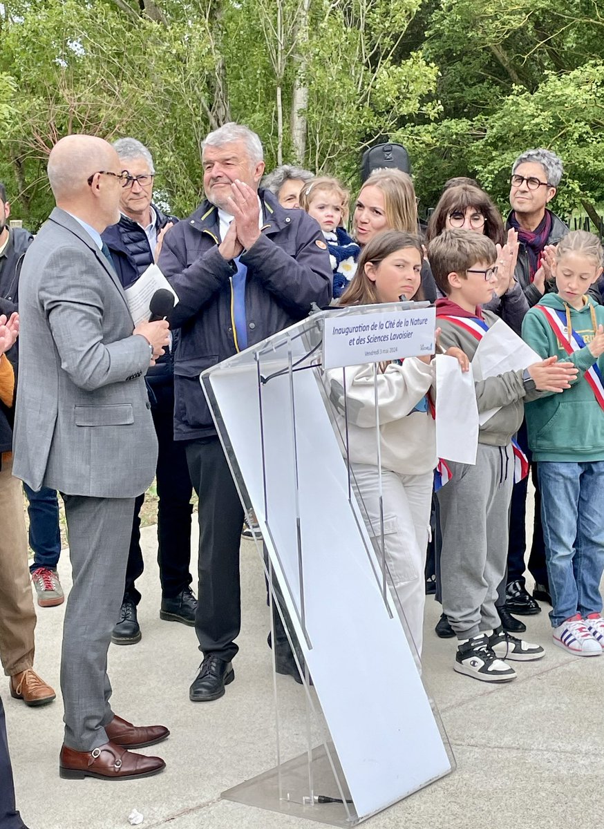 Inauguration de la Cité de la Nature et des Sciences - école Lavoiser à la #LaRochelle 🎯un lieu ouvert qui favorise les liens intergénérationnels et rassemble Une école comme « cœur de quartier » : un bel exemple d’alliance éducative @acpoitiers @JFFountaine @SabrinaRoubache