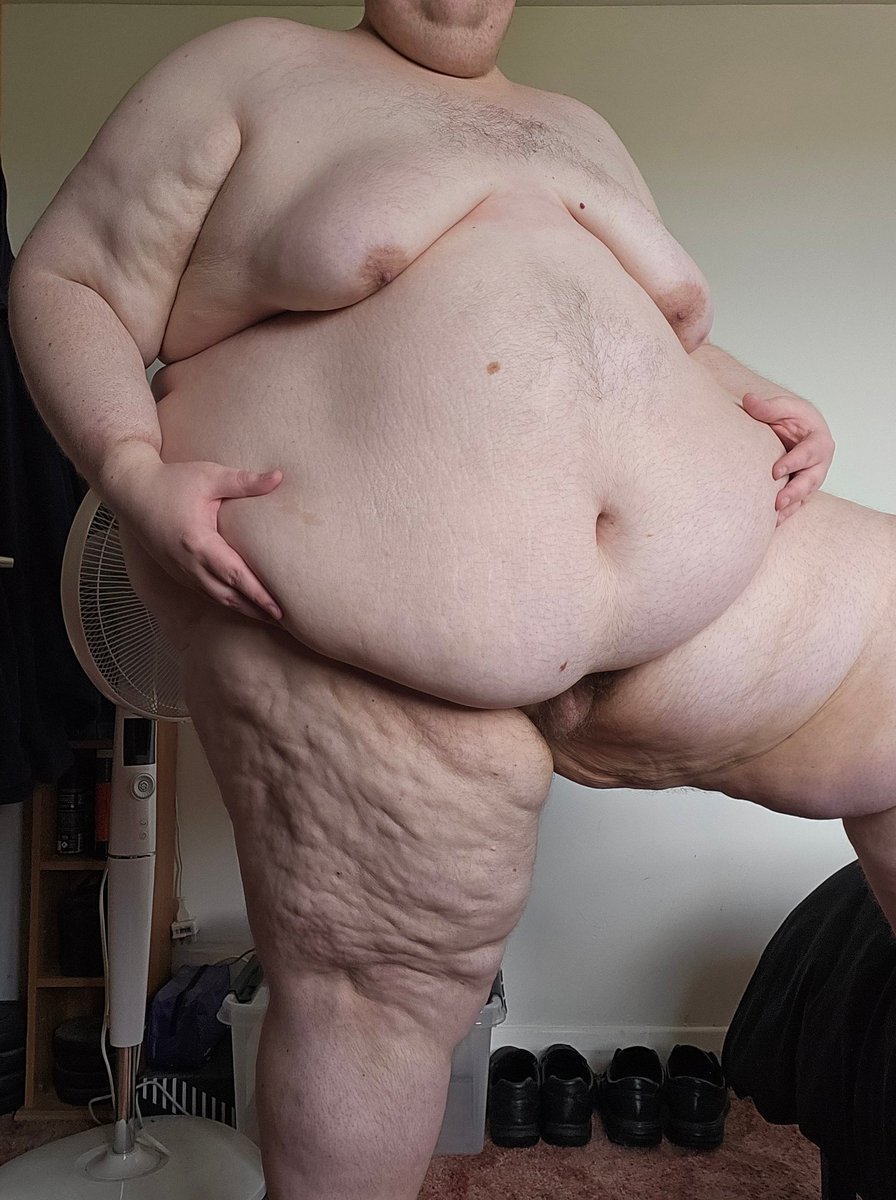 It's been a while so let's have another generic pic showing off my cottage cheese thighs. 😂
#gaychub #gaysuperchub