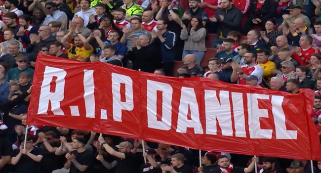 Arsenal Pay Tribute To British-Nigerian Teenage Fan Daniel Anjorin Killed In UK Arsenal fans have paid tribute to the late British-Nigerian teenage fan Daniel Anjorin who was murdered by a sword-wielding attacker on Tuesday in London. channelstv.com/2024/05/04/ars…