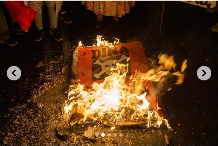 Cuidado con la desinformación. En la protesta del 1ro de Mayo no se quemó la bandera del Perú. Se quemó el cartel que sale claramente en estas imágenes. La noticia falsa fue viralizada. Estas fotos fueron tomadas por @hijadelruido (cuenta de IG).