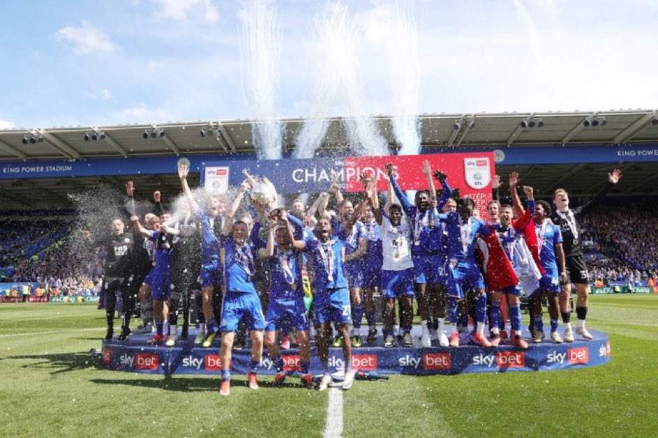 Leicester célèbre son titre de champion de Championship. 🏆🔵 📸 @LCFC