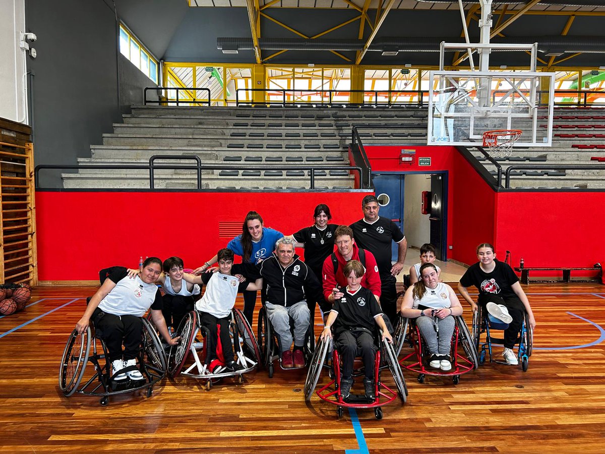 ¡Qué bonito es el 🏀! La Leyenda @andersonpatrick visita a la #BilbaoBSRFundazioa. El mejor jugador de la historia y las estrellas del futuro. Esto es baloncesto. Esto es el deporte.