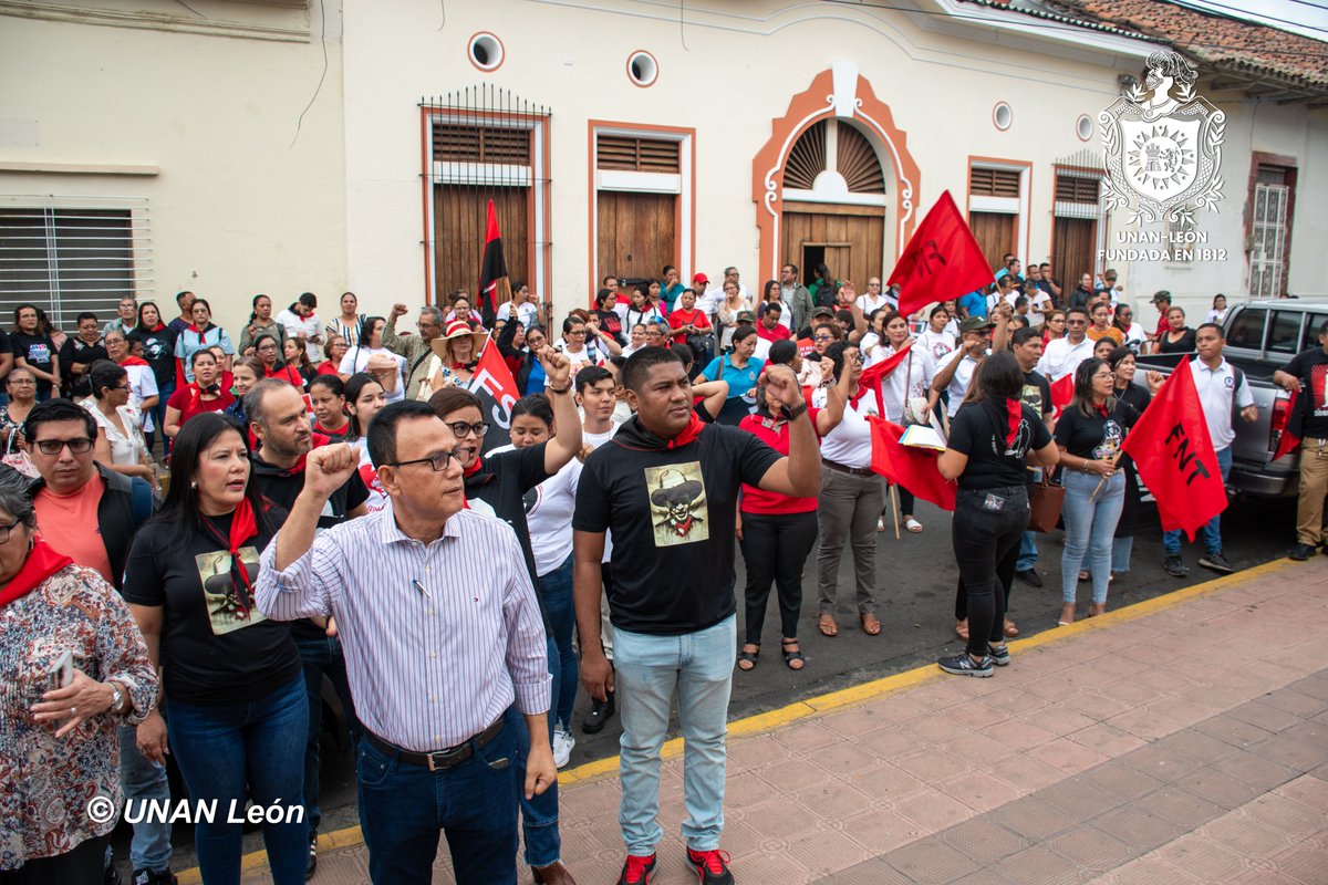 En saludo al Día de la Dignidad Nacional, la Comunidad Universitaria de la UNAN León, participó en la Izada de la Bandera de Nicaragua y de nuestro Frente Sandinista de Liberación Nacional.