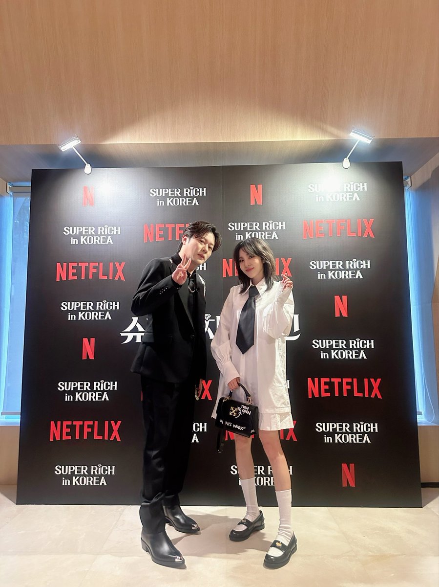 Wassup Singapore~!!! 😀🇸🇬 Thank you David for inviting me to your party. Congrats on your new show #SuperRichInKorea on #netflix so excited to watch the whole episode~!!! 🥳💸💰💎💳🎉