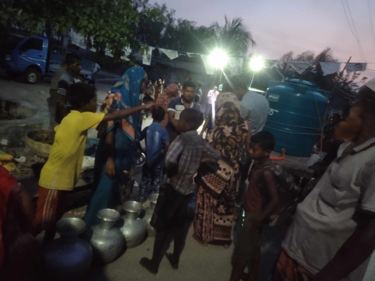 Amidst an intense heatwave in coastal #Bangladesh, local youth leaders in Shyamnagar, #Satkhira district, are stepping up to serve life-saving fresh drinking water for the second day in a row. 
Proud collaboration between @YouthNet4cc & #CCDB to address urgent climate challenges.