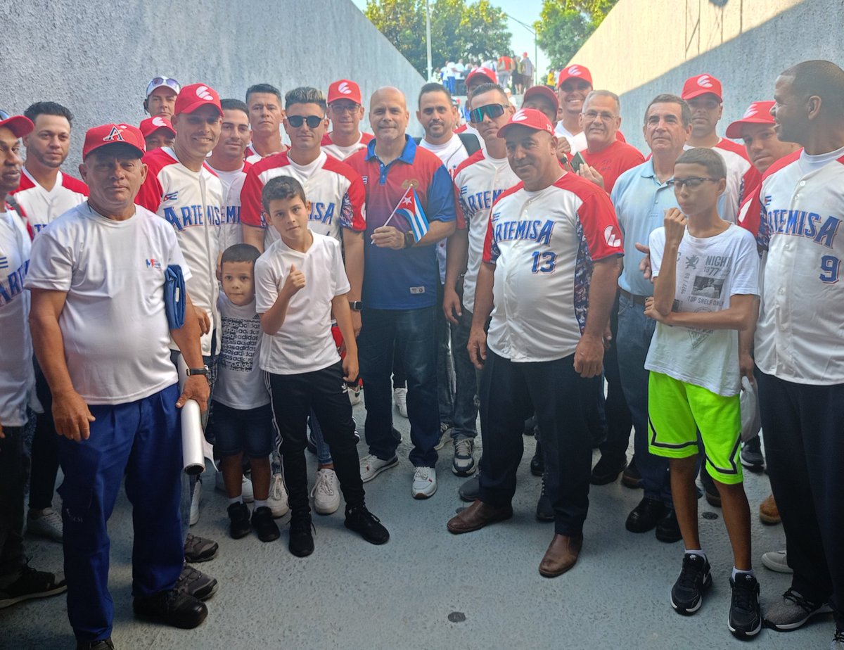 En Artemisa abanderamos al equipo de softball que representará a esa provincia en el Campeonato Nacional de @ETECSA_Cuba iÉxitos! #Cuba #CDRCuba #SomosDelBarrio