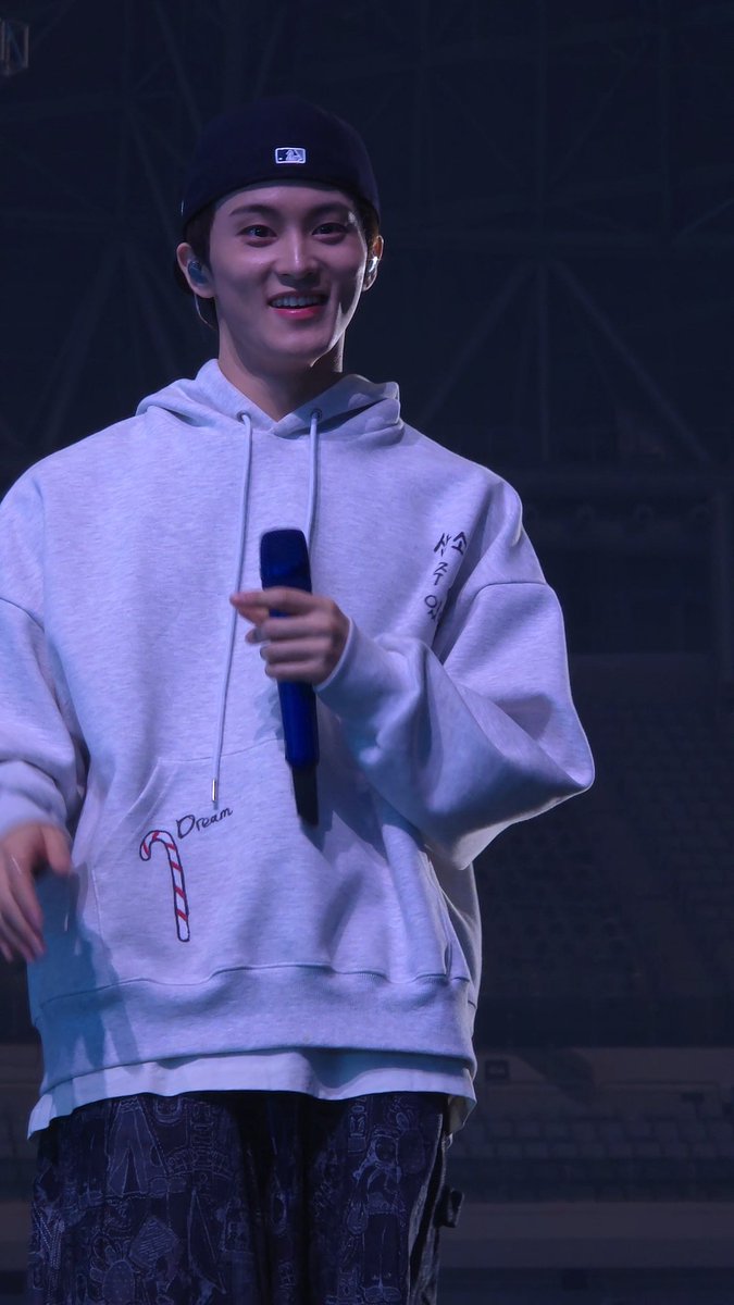 sion_moo's tweet image. ayoko na mag watermark basta pogi si mark today