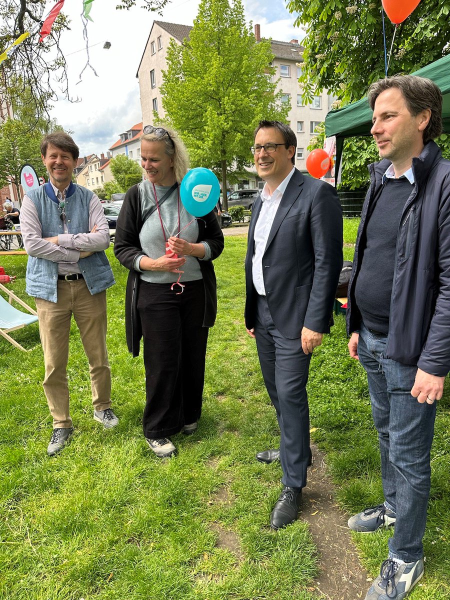 Zum #TagDerStädtebauförderung besuchte unser PStS Sören Bartol in @Stadt_FFM das Stadtumbaugebiet Griesheim-Mitte. Hier verbessert seit 2016 die #Städtebauförderung das Wohnumfeld, u. a. durch Frei- & Grünflächen & Unterstützung für den Bau von Schulen. #StädtebauförderungWirkt