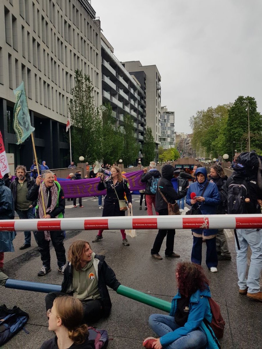 Vandaag zijn we met @extinctionrebellionnl en @xrbelgium in Brussel, om ook daar een einde aan Fossiele Subsidies te eisen. De “kleine ring” is succesvol geblokkeerd, om onze boodschap kracht bij te zetten! #climateaction #stopfossielesubsidies