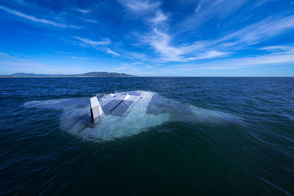 The @DARPA massive Manta Ray robotic sub hits the sea newatlas.com/military/darpa…