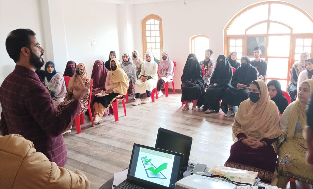 Six-day rigorous Capacity Building Program (Part-II) for CRP-EPs concluded today in Jammu Resource Persons from @KudumbashreeNRO conducted training sessions on varied aspects of Micro enterprise dev.The intensive training aims to help SHGs evolve their enterprises.@listenshahid