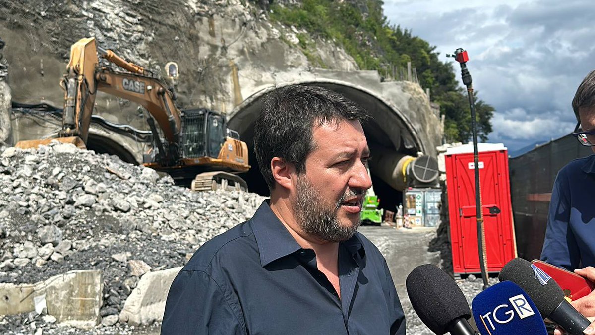 mitgov_it's tweet photo. Sopralluogo del ministro @matteosalvinimi sulla #SS340 “Regina”, variante alla #Tremezzina, per verificare gli avanzamenti dei lavori, il cui completamento migliorerà la viabilità e la sicurezza tra Como e Menaggio.
📰https://t.co/Y9ScGZUUtq https://t.co/wNOyainXRl