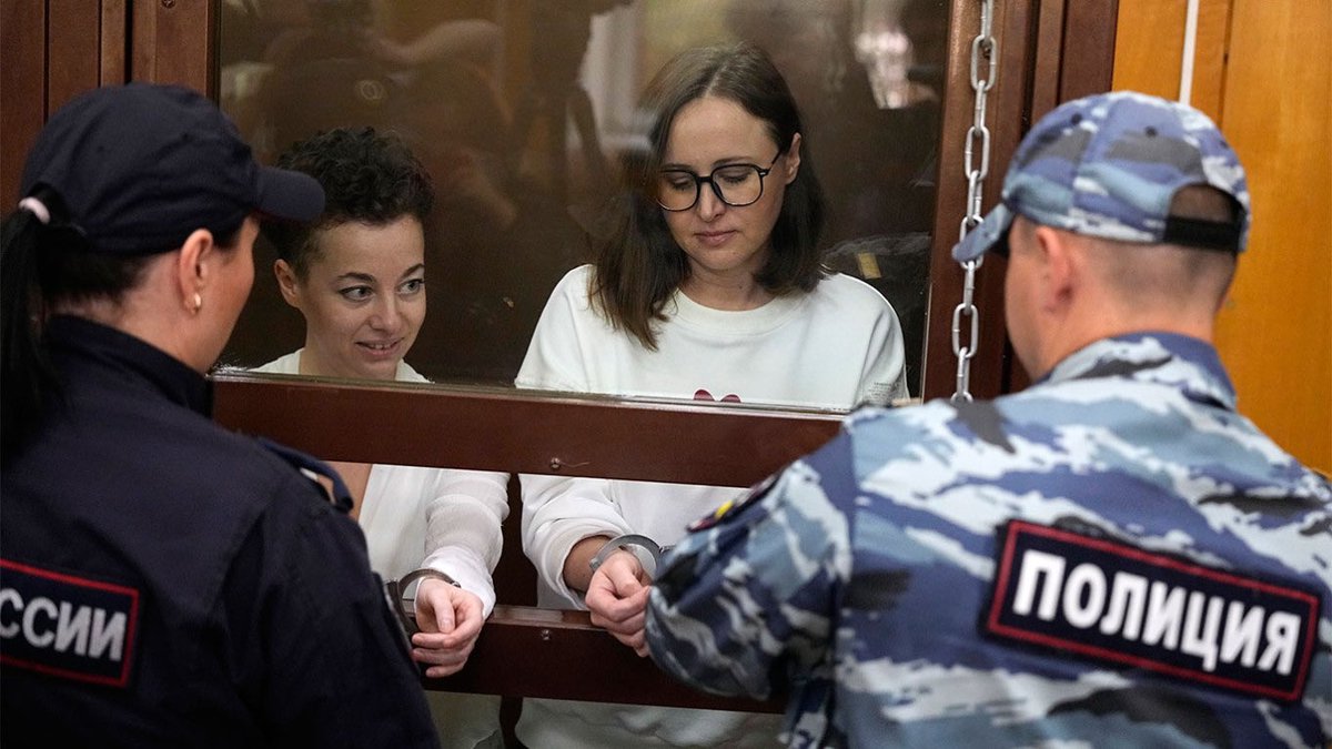 Today marks 2 years since Russian theater director Yevgenia Berkovich and playwright Svetlana Petriychuk are jailed in Russia on totally bogus charges. It’s retaliation for Berkovich’s anti-war poems. 🇷🇺should free them, drop charges. New @TanyaLokshina hrw.org/news/2024/05/0…