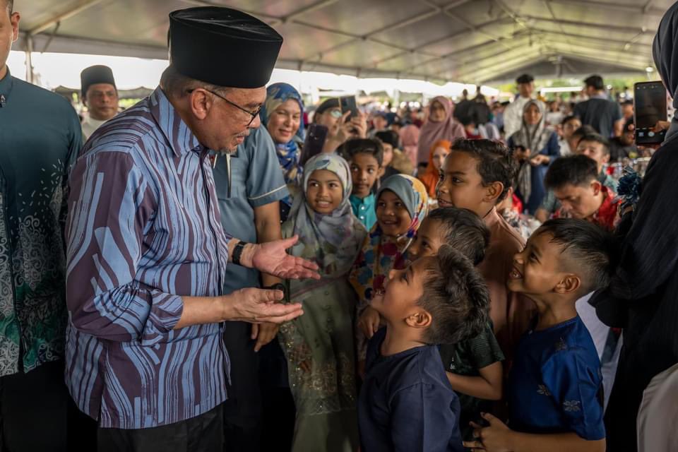 Tengah hari tadi, saya mengiringi YAB Dato' Seri Anwar Ibrahim bertemu rakyat sempena Majlis Santunan Aidilfitri Peringkat Parlimen Tambun. Kami sempat beramah mesra dengan pelbagai lapisan masyarakat yang hadir ke majlis ini.