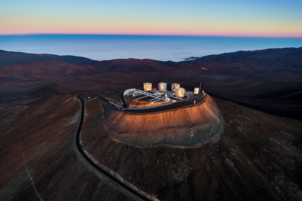 #TourESO Settled into a cosy spot and grabbed a snack 🥙? Fantastic, because... 📹🔴 ...the next virtual tour of ESO's #Paranal Observatory is going live in just 5 minutes! Streamed here: orlo.uk/0DQ4A 📷 Gerhard Hüdepohl/ESO