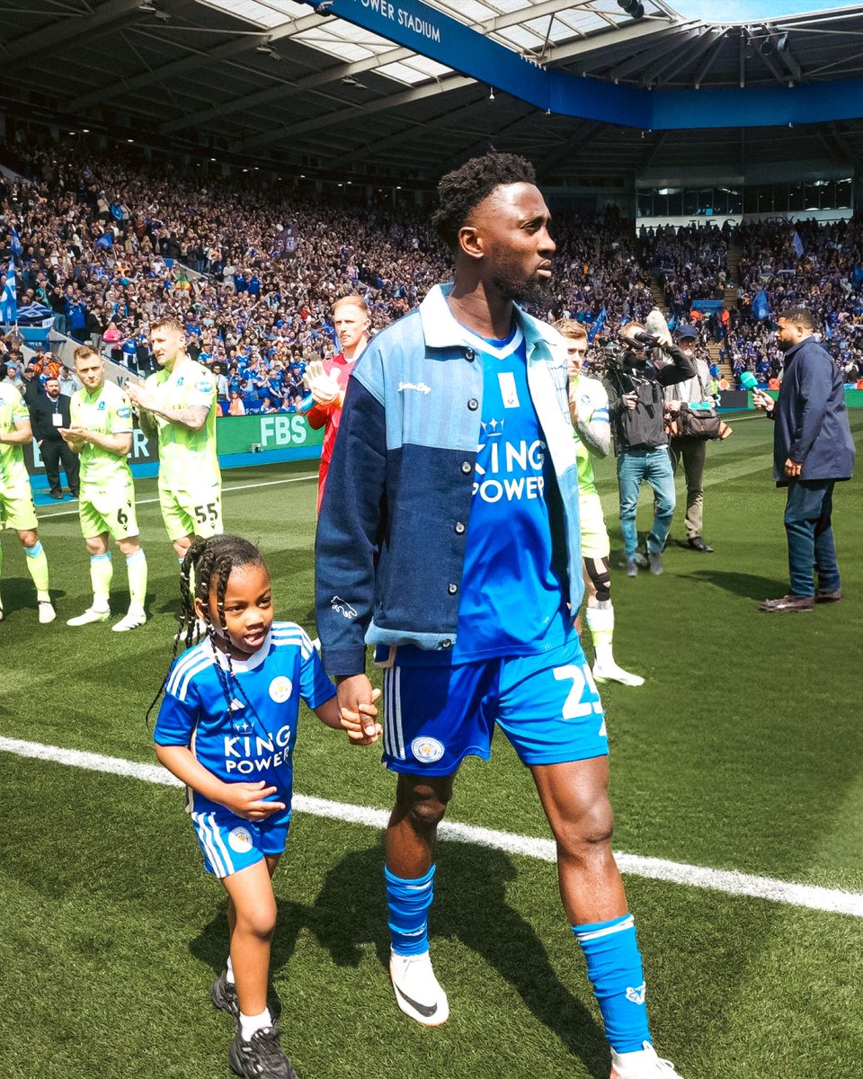 SSE_NGA's tweet photo. Wilfred Ndidi with his daughter 💙 https://t.co/BuhVuhzj2S