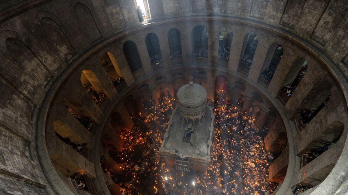 Heiliges Feuer zum Auftakt des Orthodoxen Osterfest de.euronews.com/2024/05/04/hei…