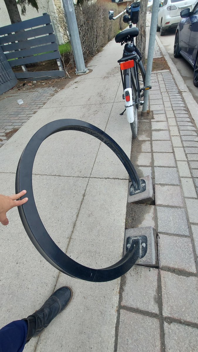 It's so frustrating when efforts are made to support cyclists but are done so poorly that they become useless. Remember to always check the stability of the bikerack before locking up my cycling friends. 😣
@NorwoodGroveBIZ @mathieuallard 
@BikeWinnipeg