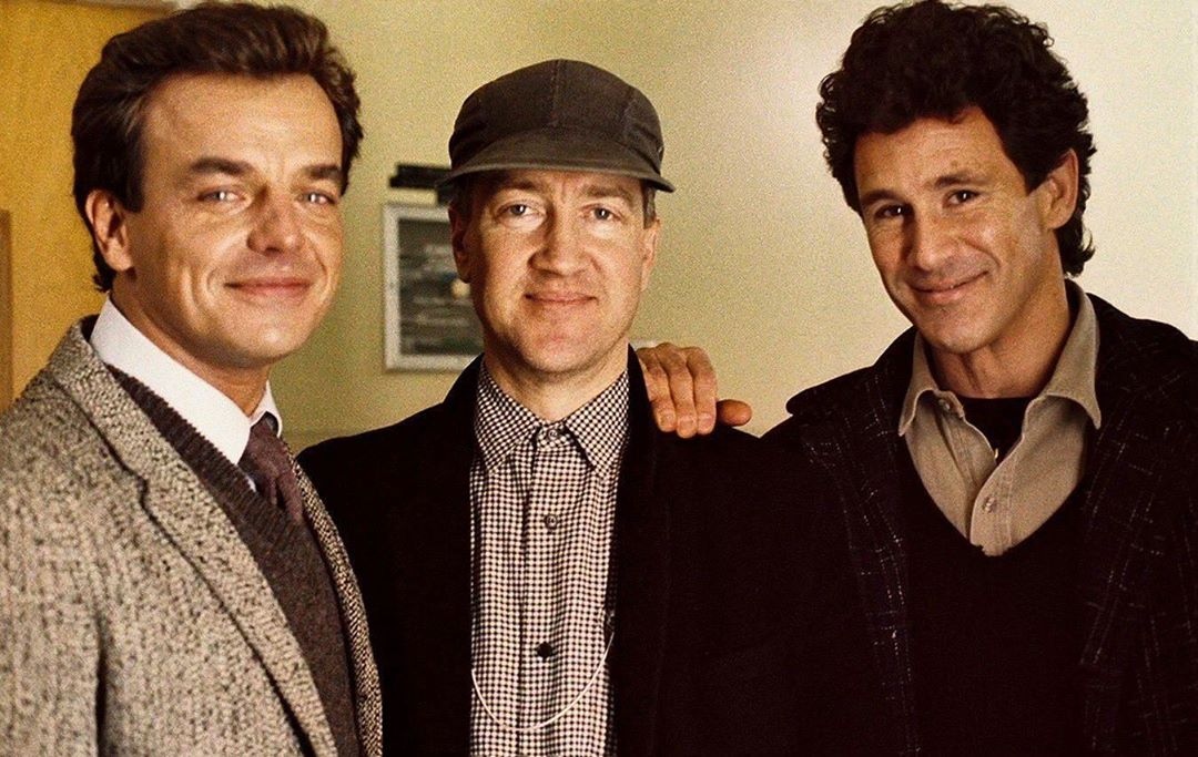 Ray Wise, David Lynch and Michael Ontkean shooting Twin Peaks, 1990. . . @2Ftherealraywise #davidlynch #twinpeaks #photography #picoftheday #photooftheday #amazing #pretty #love #cinema #film #films #serie #tvserie #tvseries #raywise #lelandpalmer #michaelontkean #sherifftruman