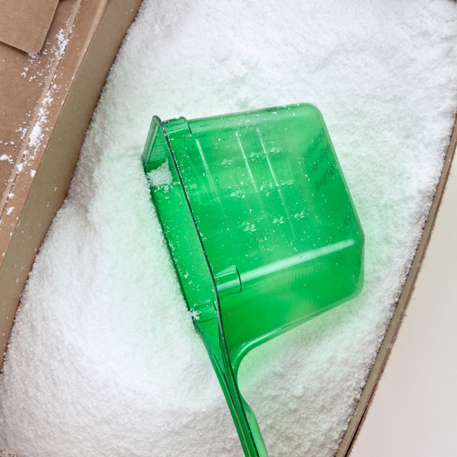 The laundry room isn't exempt from waste! Liquid detergent often comes in plastic jugs. Try laundry strips or powders in cardboard boxes for a plastic-free clean. 👚♻️ #EcoFriendlyLaundry #NoPlastic