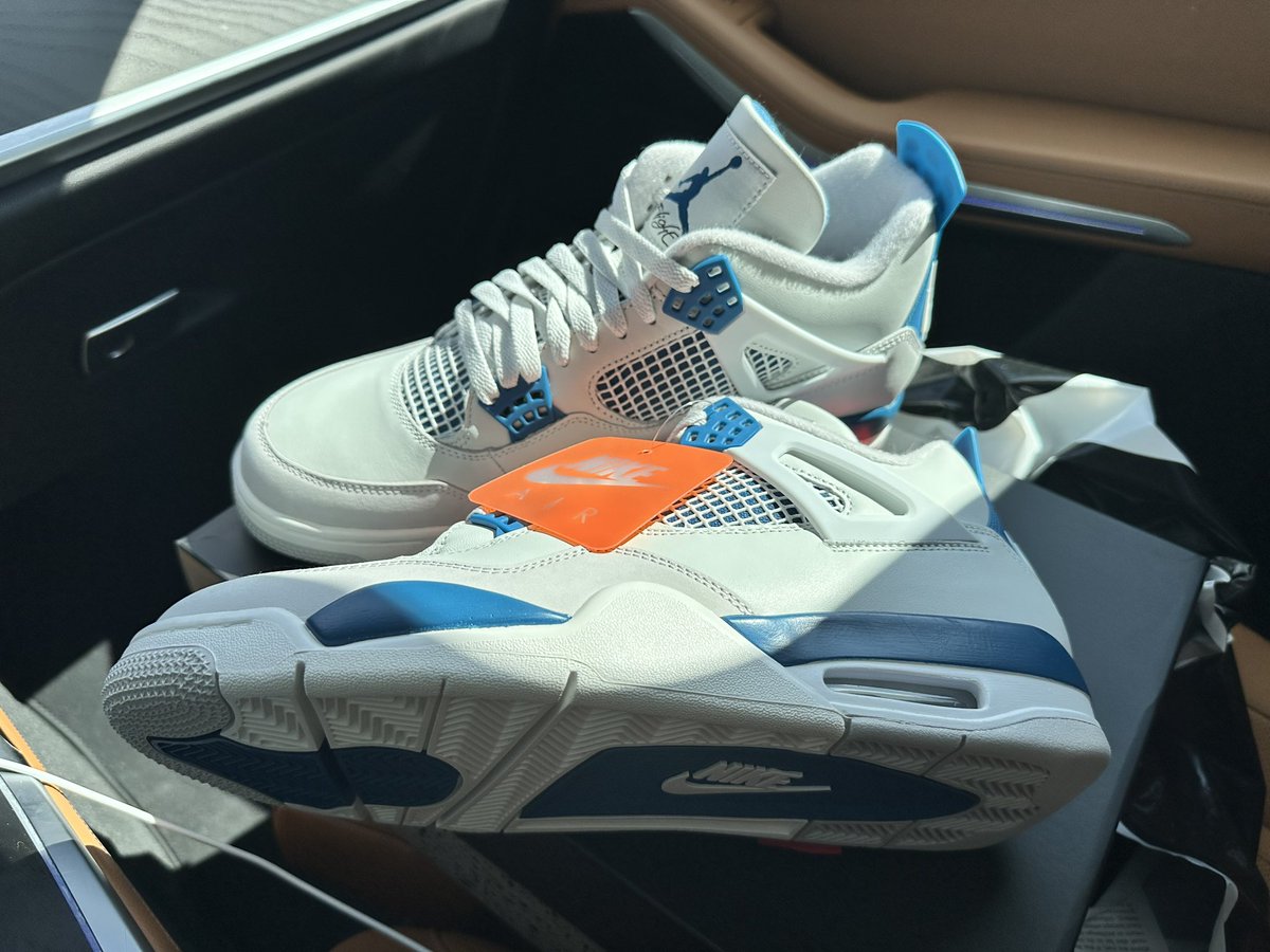 Mission Complete: Air Jordan 4 Retro Off white/ Military blue 
#jdsports
#snkrs 
#nike