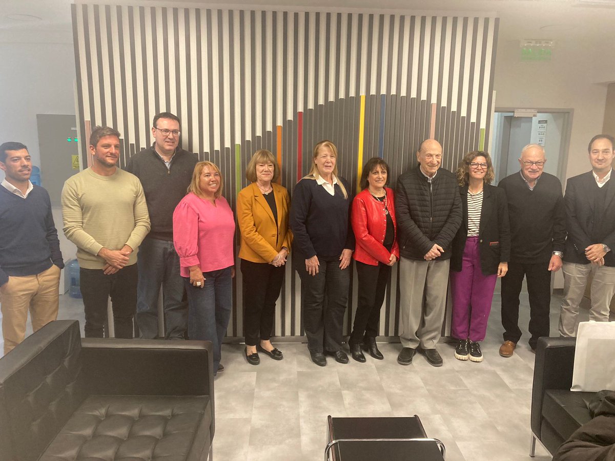 Viernes en Bahía Blanca: recorrida por medios de comunicación para conversar sobre la semana política en el Congreso, la actualidad y el futuro. Almuerzo @PartidoGENBA @genbahia y cómo fortalecer la alternativa del centro y salir de la polarización y los extremos. Para…