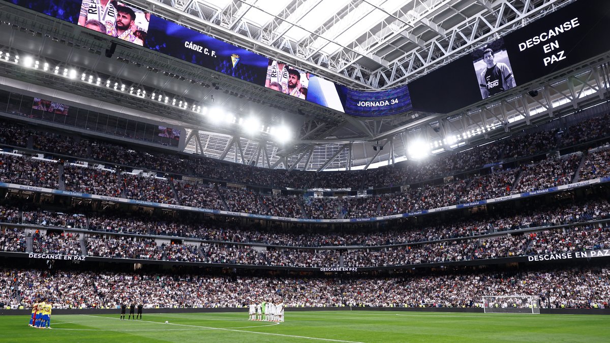 ⚫ El Santiago Bernabéu guardó un minuto de silencio antes del #RealMadridCádiz en memoria de Pepe Portolés, preparador físico del #RealMadrid entre los años 1992 y 1994.