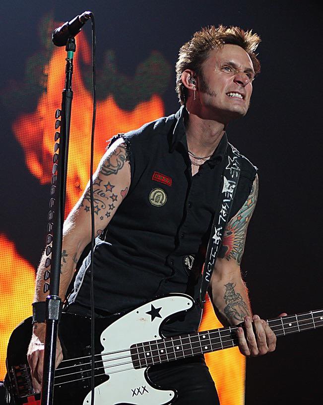 Happy Birthday #MikeDirnt 🎉🎉🎉 #Maythe4thBeWithYou 🖤💛🖤

#MayThe4th #GreenDay #HappyBirthdayMikeDirnt