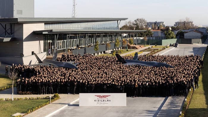 BAYKAR DURMAK BİLMİYOR. 👏👏

Dünyanın en büyük savunma teknoloji şirketleri arasında yer alan BAYKAR, çalışanlarına 50 maaşa kadar kâr payı (temettü) dağıttı.

Koçlar, Sabancılar yapabilirler mi???