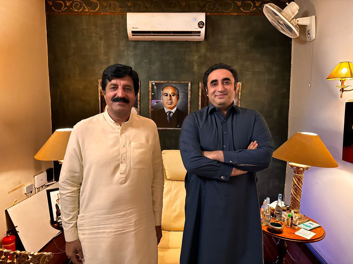 چیئرمین بلاول بھٹو زرداری کی سردار سلیم حیدر کو گورنر پنجاب اور فیصل کریم کنڈی کو گورنر خیبرپختونخوا کا منصب ملنے پر مبارک باد
امید کرتا ہوں کہ بطور گورنر وفاق کی بہتر انداز میں نمائندگی کریں گے، 
چیئرمین بلاول بھٹو زرداری
#Congratulations 
<a href="/fkkundi/">Faisal Karim Kundi</a> 
<a href="/MediaCellPPP/">PPP</a> 
<a href="/PPP_Org/">Pakistan Peoples Party - PPP</a>