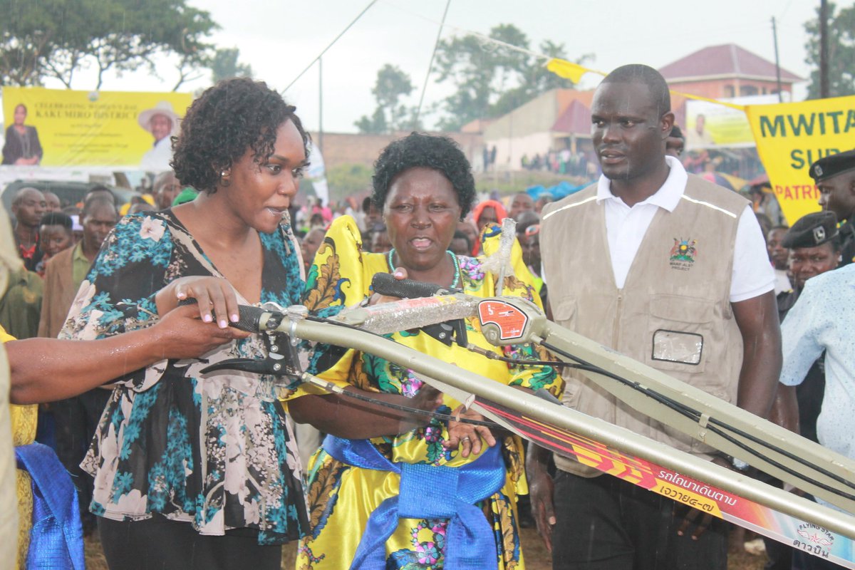 The function was organized by Rt Hon @R_Nabbanja Akiiki the PM of Uganda who is also the Kakumiro district Woman MP. While at the function, the Rt Hon handed over 500 hoes to the people in kakumiro district and five tractors were issued out to various sub counties. 1/2