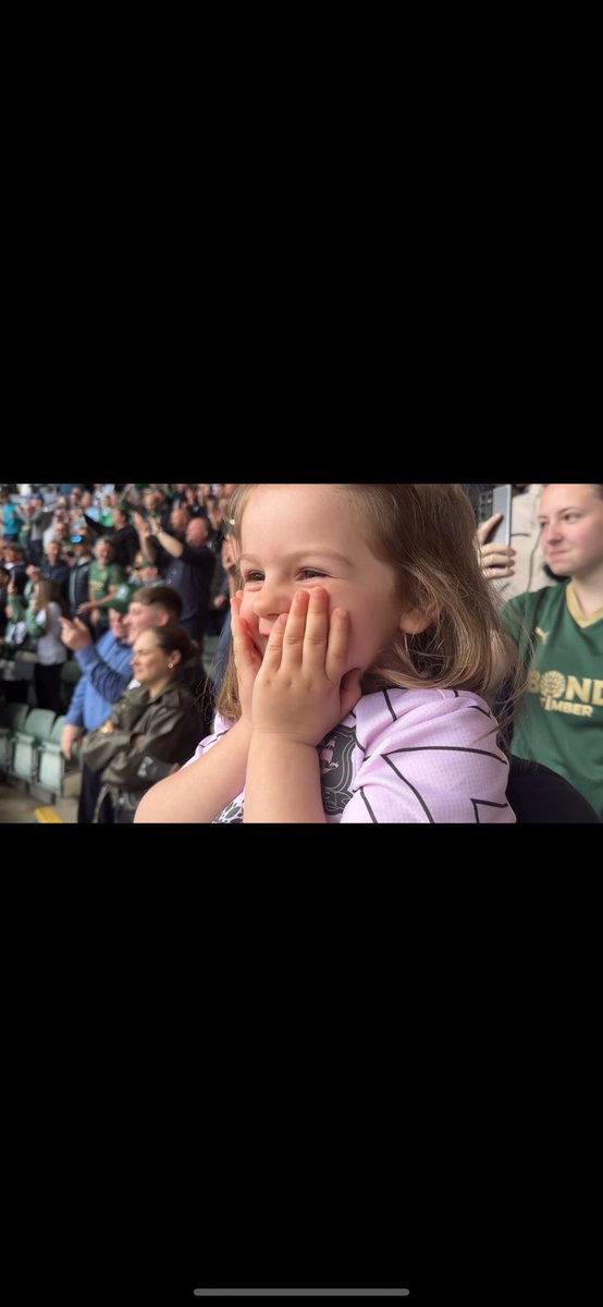 How the second half started VS how it ended 😂💚 #pafc @Argyle