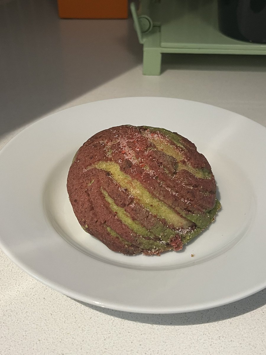 strawberry matcha concha from @atheartpanadera is absolutely delicious and gorgeous