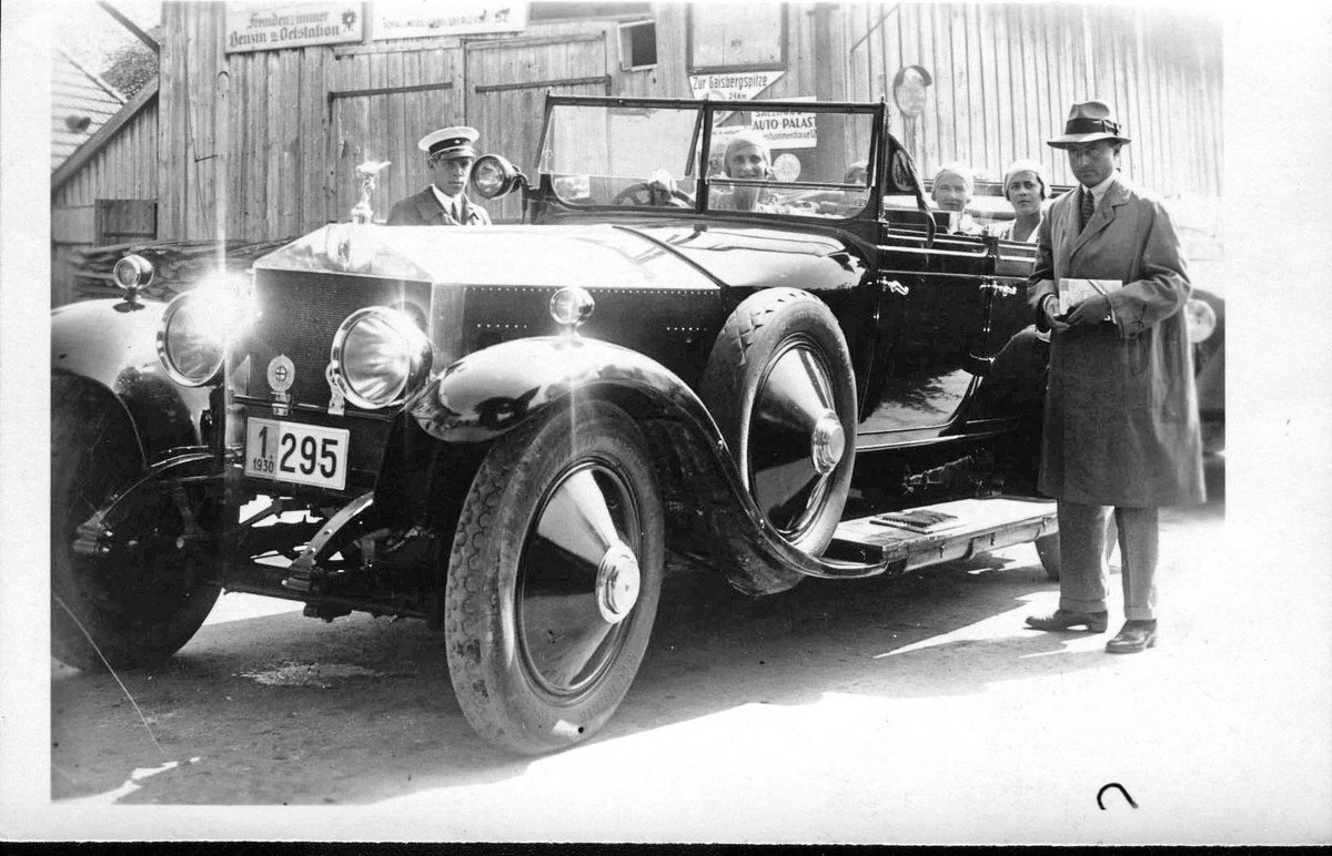 Princess Olga of Yugoslavia driving her Rolls-Royce which was a gift from King Alexander of Yugoslavia. Her husband, Prince Paul stands to the right. This was certainly a step up from the Fiat she had previously driven! #yugoslavia #RollsRoyce #europeanroyalty #princessolga