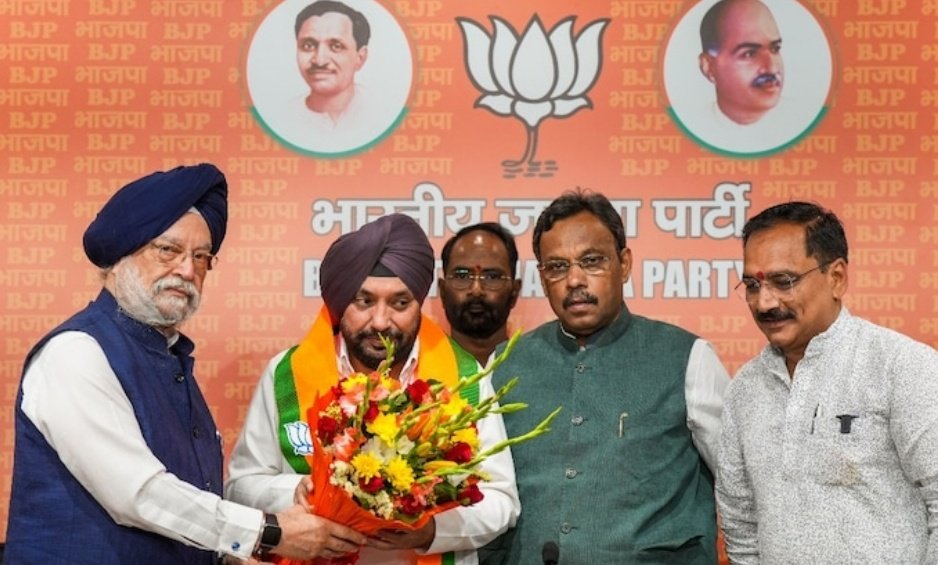 कुछ दिन पहले कांग्रेस से इस्तीफा देने वाले अरविंदर सिंह लवली ने दूसरी बार थामा भाजपा का दामन। 

#bjp 
#CongressCandidate