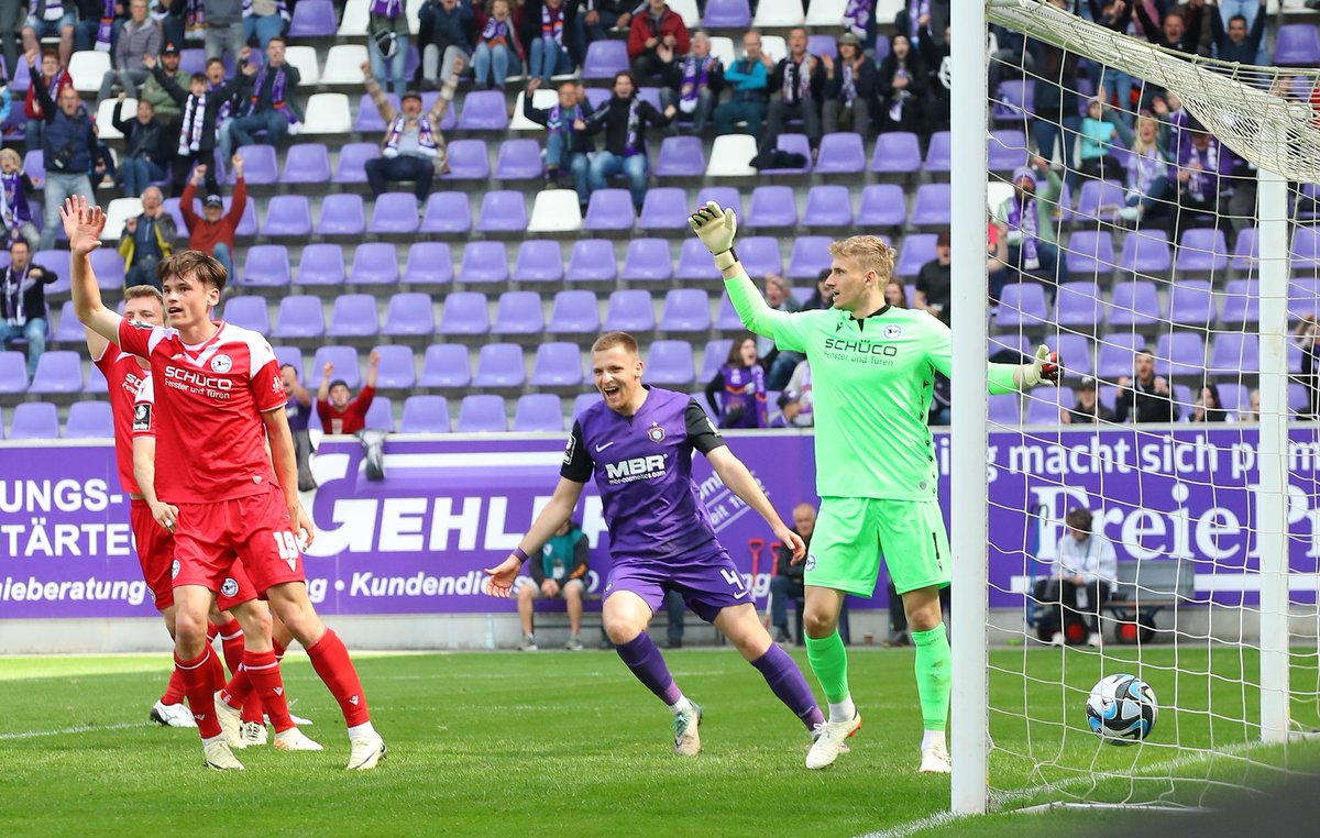 Unser Spielbericht 👉 bit.ly/3y90bmA Lange mussten die Fans auf den erwarteten Schlagabtausch der beiden Traditionsvereine warten, aber in einer turbulenten Schlussphase entschieden die Veilchen das Spiel gegen die @arminia für sich. #Kumpelverein #AUEDSC